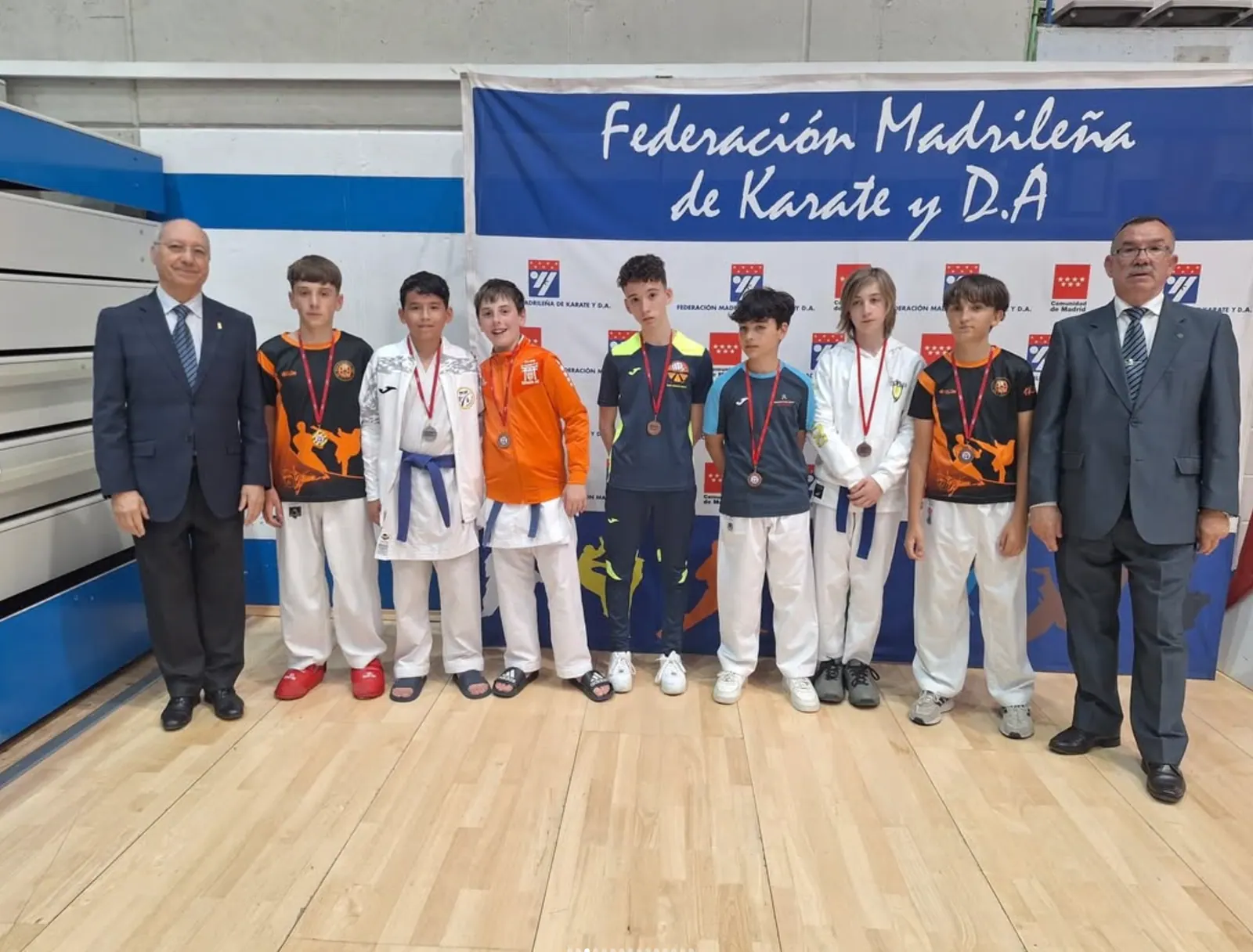 Podio masculino de los Juegos Deportivos DEUKO con competidores del club