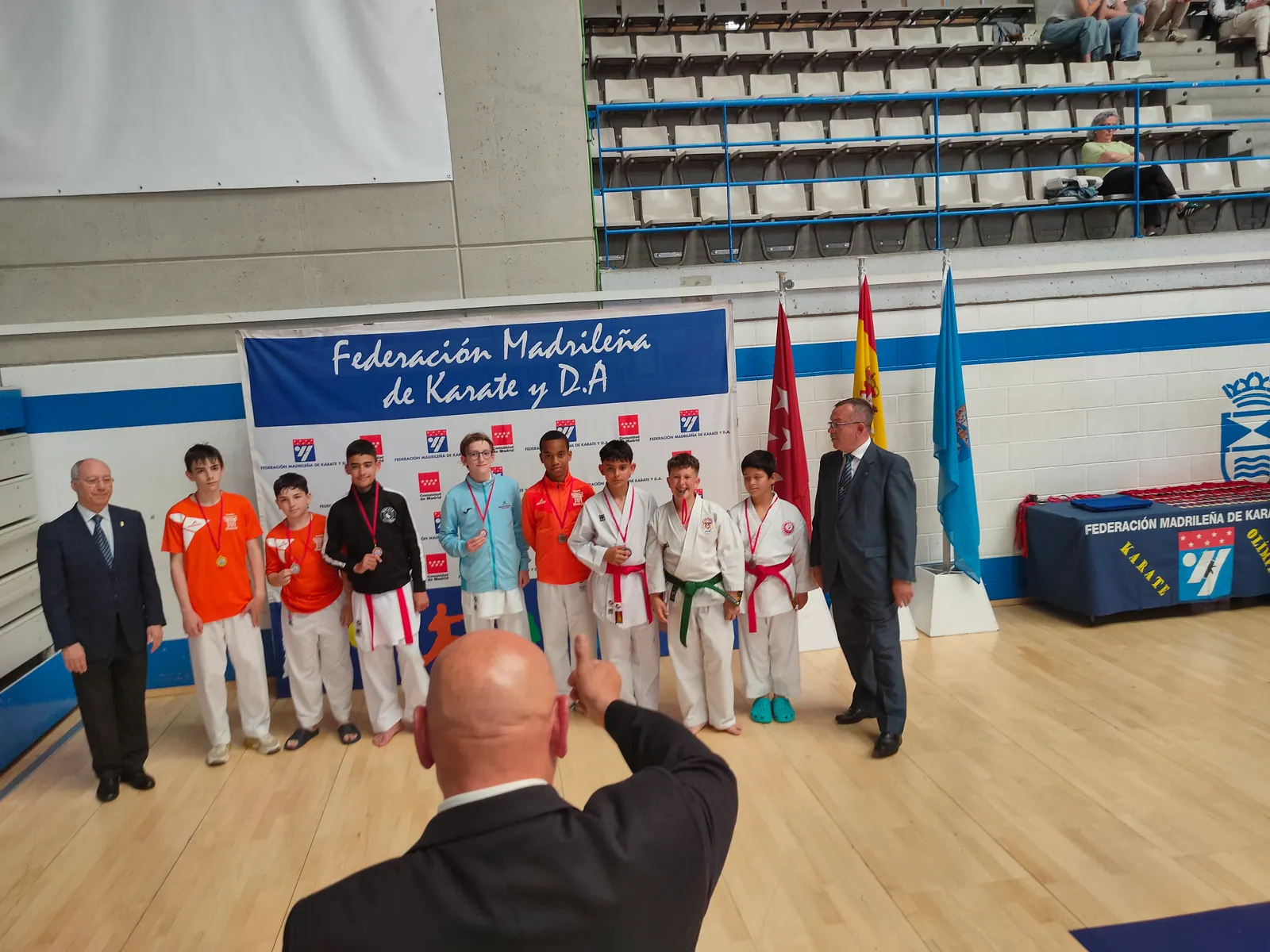 Finalistas de los Juegos Deportivos DEUKO en la zona de podio