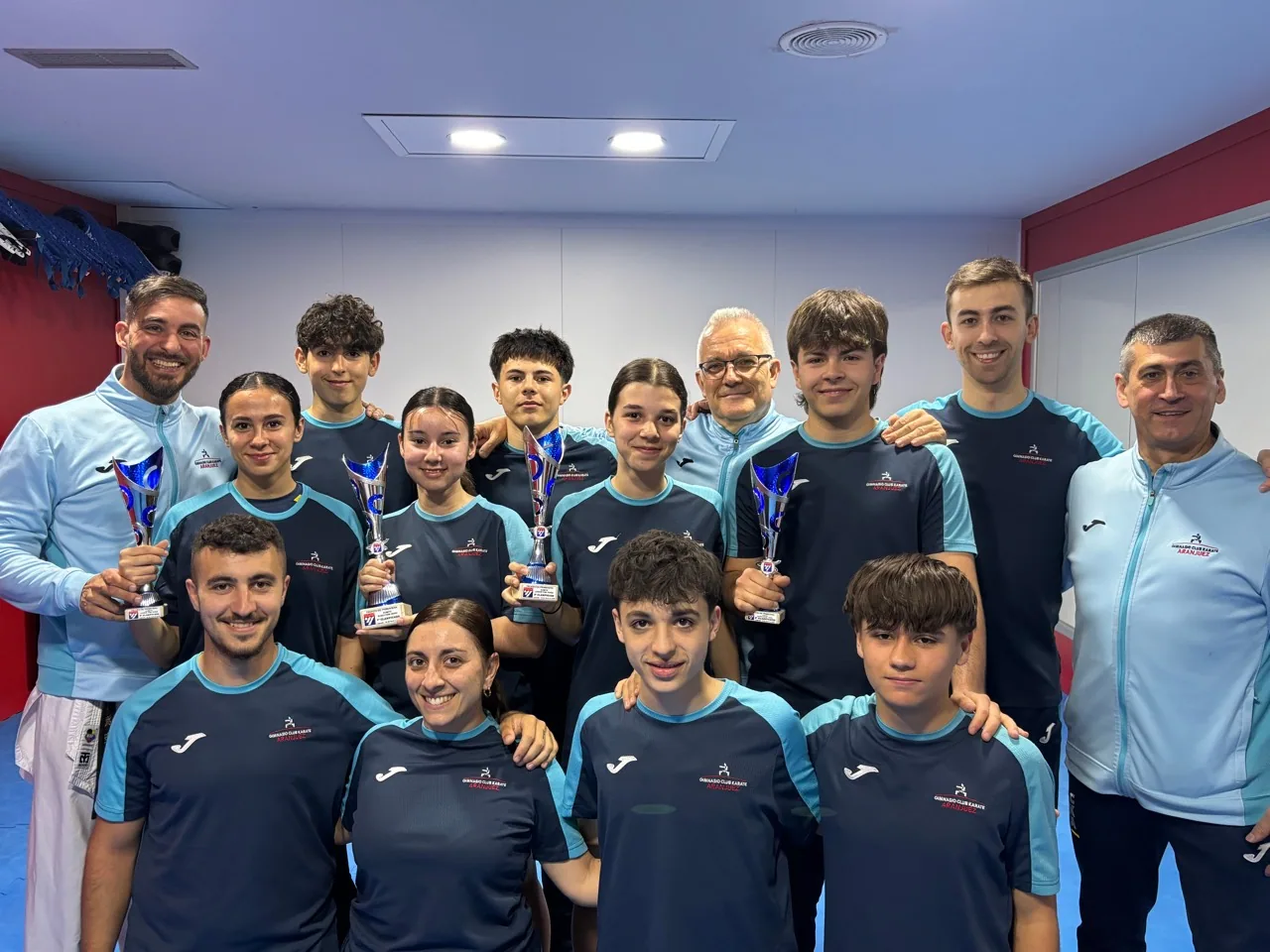 Equipo de competición de kumite del Club Karate Aranjuez con sus trofeos